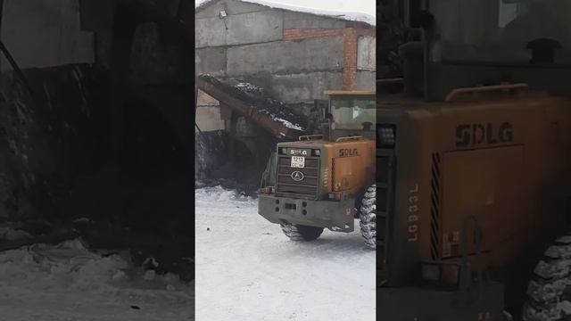 как грузим мешки ТОННИКИ углем.. смотреть онлайн