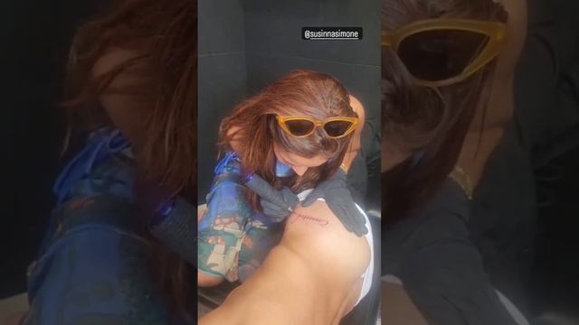 🎥 | Anitta e Simone fazem tatuagens juntos...agora é pra valer! смотреть онлайн