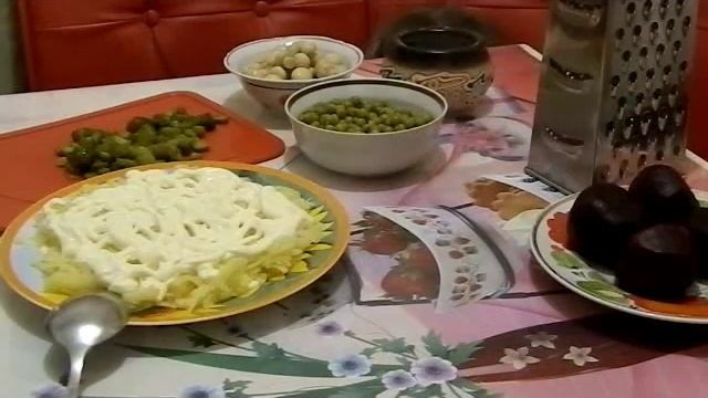 Салат овощной с маринованными грибами. смотреть онлайн