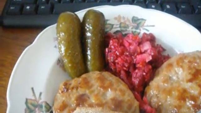 Индюшиные котлетки с винегретом и солёными огурцами)
