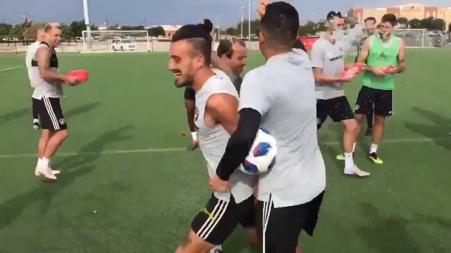 Футболисты Далласа поздравили своего тренера с пятидесятилетием смотреть онлайн