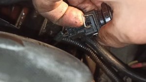 Ремонт системы охлаждения на Рено Сценик 2. (снятие термостата и вакуумного насоса). 2 часть.