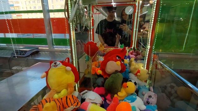 ВЫИГРАЛИ ПИКАЧУ В АВТОМАТ ХВАТАЙКА. СМОГЛИ ДОСТАТЬ ИГРУШКУ??! смотреть онлайн