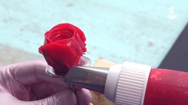 Роза с глубокой серединокой из масляного крема Buttercream Flowers