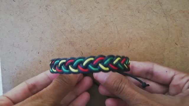 Пошаговое руководство по браслету, Как сплести браслет из атласных шнуров.