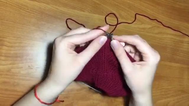 Детский берет спицами с шишечками смотреть онлайн