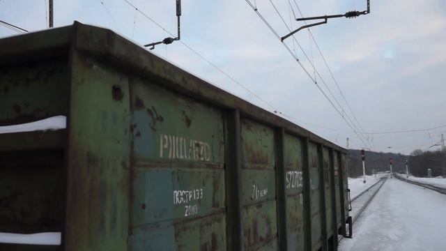 "Скам от РЖД!" ВЛ11-042/041Б с полувагоном проезжает станцию Яхрома. смотреть онлайн