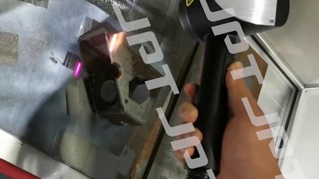 Переносная лазерная чистка металла 100 Ватт JPT для чистки пресс форм, ржавчины, краски, окалины. смотреть онлайн