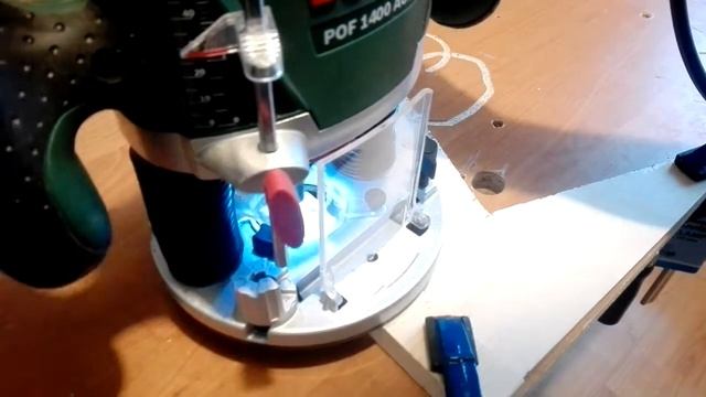 Cutting straight down with Bosch POF 1400 ACE, 8mm straight bit vs plywood and wood смотреть онлайн