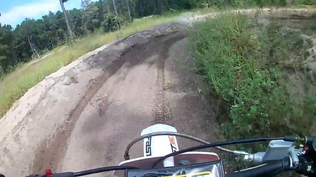 Kayo K6-R 250 Dirt Bike Chasing Honda 250 On A Perfectly Groomed Sand Track. смотреть онлайн