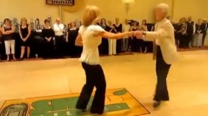 танец двух пожилых людей