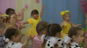 Вход на утреннике 8 Марта 2017 в младшей группе Воспитатель Леонтович С В