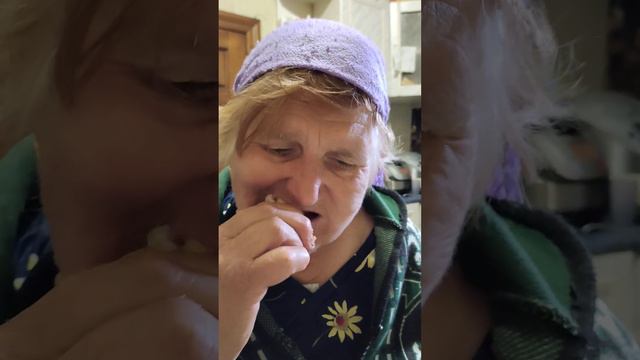 Бабушка ест куриные лапы и голову. Мукбанг смотреть онлайн