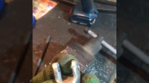 Как снять масляный фильтр с помощью старого ремня ГРМ.