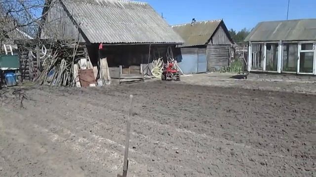Вспашка огорода. Посадка картошки самодельной картофелесажалкой. Весна 2021. смотреть онлайн