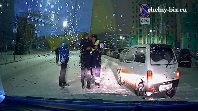 Глава ГИБДД Челнов во время утренней пробежки задержал дебошира смотреть онлайн