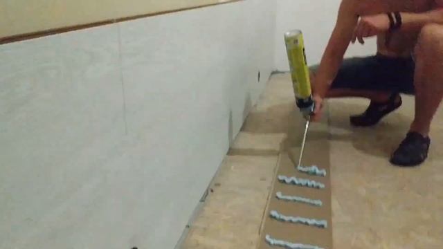 Ламинат на стену и как его приклеить