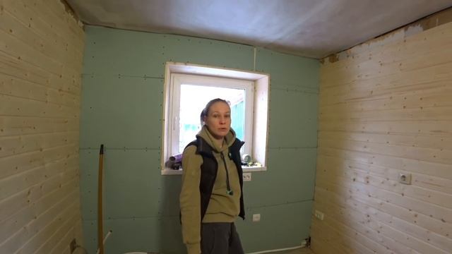 ?ОБШИВАЕМ СТЕНЫ ВАГОНКОЙ, ПОДКЛЮЧИЛИ РОЗЕТКИ, ПОЛОЖИЛИ ЛИНОЛИУМ. смотреть онлайн