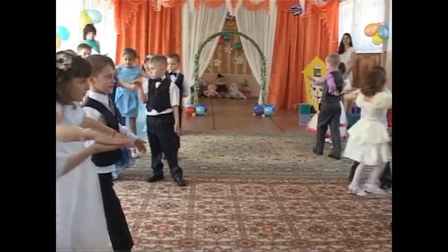 Вальс- тройка на выпускном утреннике в детском саду. смотреть онлайн