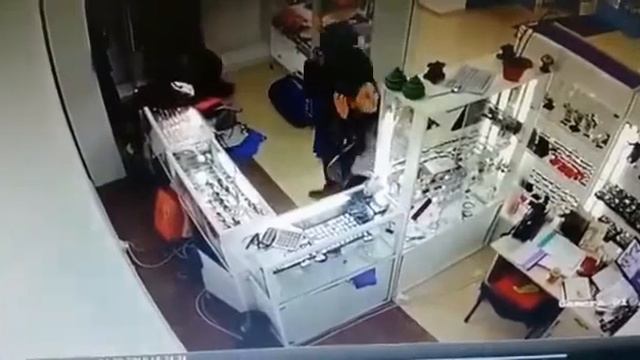 Девушки в Бишкеке украли золотые украшения на сумму 75000 сомов смотреть онлайн