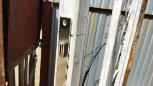 Врезка замка в калитку из профиля