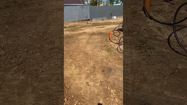 Снимаем часть грунта лопатой. Выравниваем участок по уровень отмостки. Смотрите результат!