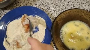 Филе куриное в панировочных сухарях на сковородке.