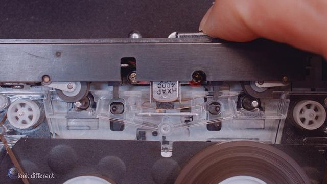 Look inside a working cassette tape player [4K] смотреть онлайн