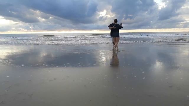 Tango in the sea! They dance a milonga barefoot on the sand смотреть онлайн