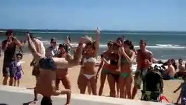 Парень зажигает на австралийском пляже смотреть онлайн