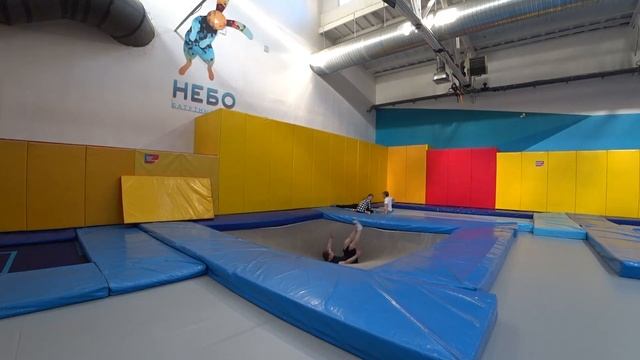 Поездка в батутный центр. Новая камера. (Trampoline hall. New cam Sony HDR AS-300) смотреть онлайн