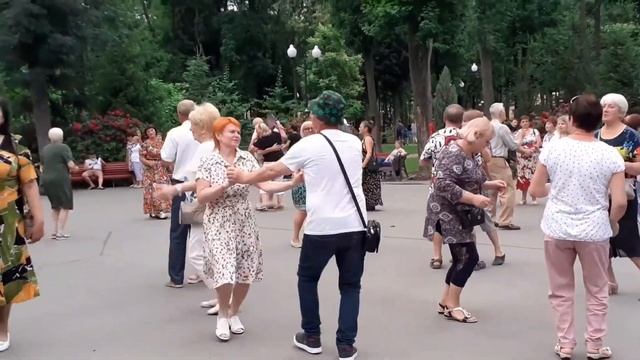 ТЫ КРАСИВАЯ И СЧАСТЛИВАЯ! ТАНЦЫ В ПАРКЕ ГОРЬКОГО ХАРЬКОВ СЧАСТЛИВЫЕ ДНИ смотреть онлайн