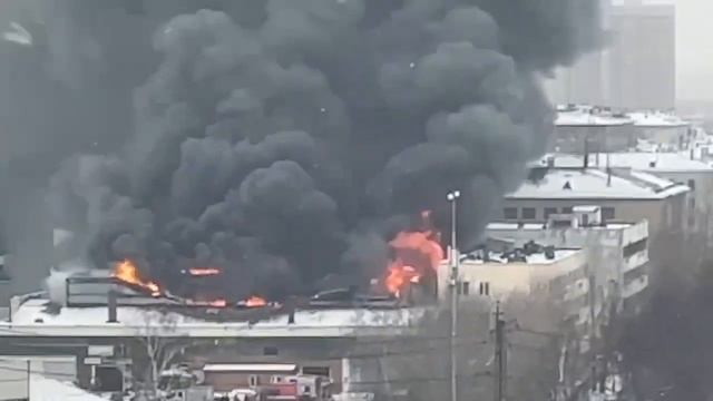 Первый большой пожар в Москве в новом году.Горит склад.Примерно тысяча квадратов.Метро Дмитровское.