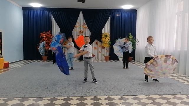 Танец "Купите зонтик" группа "Ручеёк" смотреть онлайн