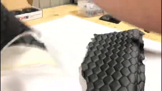 Перетяжка вставок задних дверей на Toyota Corolla Runx смотреть онлайн