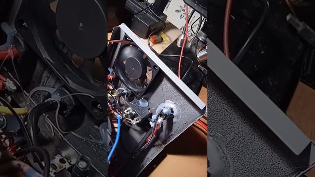 Зарядное устройство Maxinter 10AT, ремонт, замена вентилятора, замена амперметра. смотреть онлайн