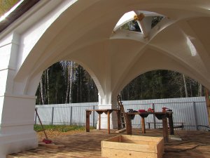 Беседка с кирпичным сводом и световым поёмом в башенке