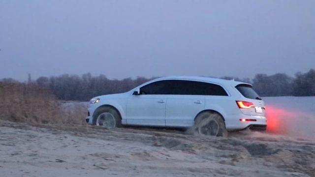 AUDI Q7 в песке. Легкий OFFROAD на Ауди ку7 в Киеве. смотреть онлайн