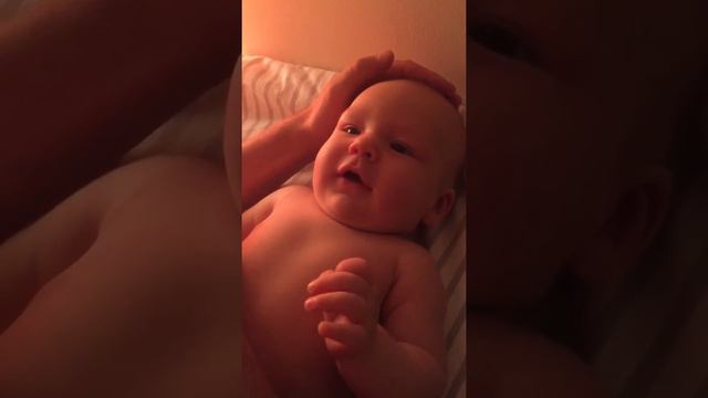 Малыш в три месяца повторяет букву Р. смотреть онлайн