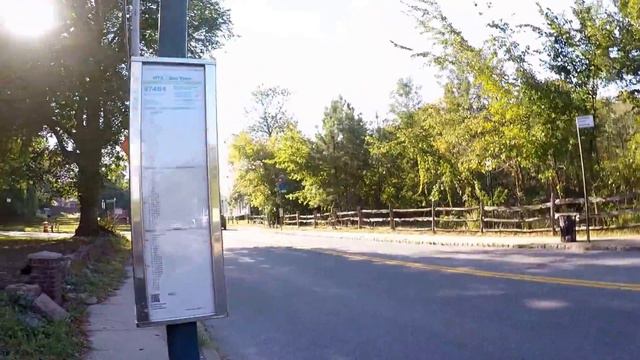 Public bus stop on Staten Island, NYC / Остановка автобуса на Стейтен-Айленде, Нью-Йорк, США смотреть онлайн