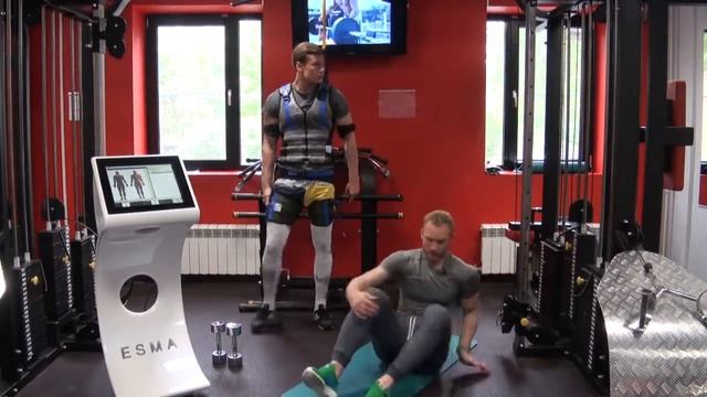 Тренировка с гантелями на EMS тренажере ЭСМА Фитнес смотреть онлайн