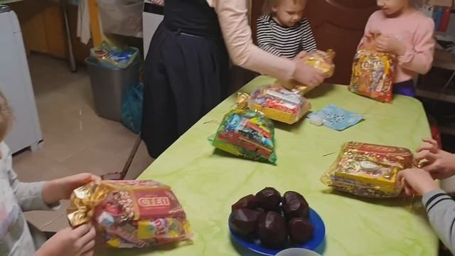 Тортик, рождественские подарки и одноклассница в гостях