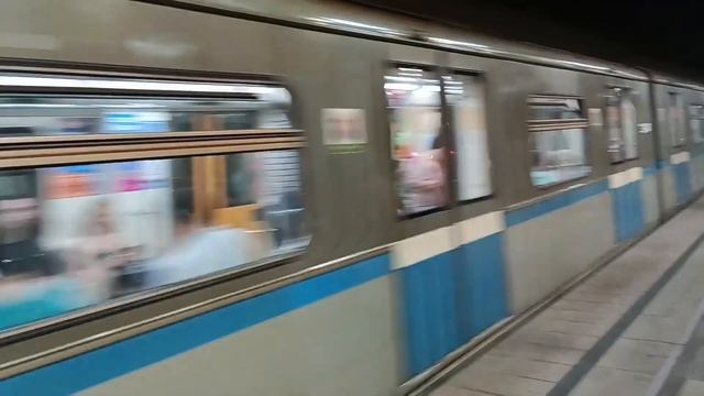 Отправление поезда метро модели 81-740.4 «Русич» со станции "Козья Слобода" в городе Казань. смотреть онлайн