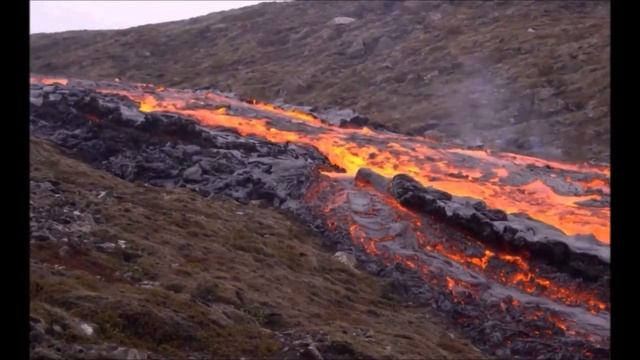 Видео: Лава вулкана прорвала дамбу. Извержение вулкана Фаградальсфьядль в Исландии прорвало дамбу смотреть онлайн