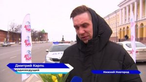Сотрудники ГАИ и музыкальной радиостанции подарили автолюбительницам цветы и проверили их знание ПДД