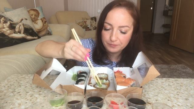 MUKBANG Тёплые роллы с курицей терияки, цезарь с креветкой, филадельфия BIG смотреть онлайн