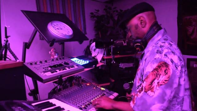 Remixing a Pattern from the Roland 505 Groovebox смотреть онлайн