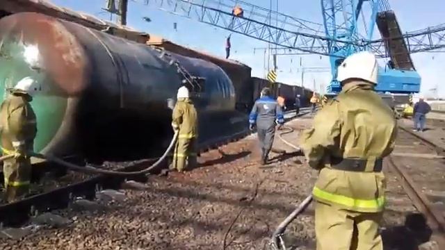 На стации Шокпар в Жамбылской области произошел пожар из-за схода цистерны с бензином смотреть онлайн