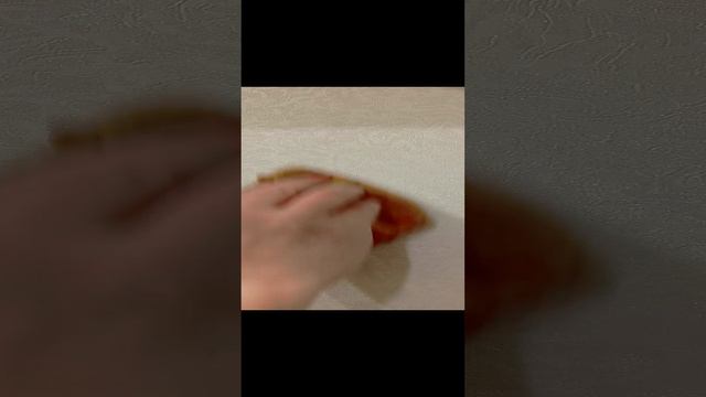 Как избавиться от пузырей воздуха в обоях. Нужен шприц с клеем.