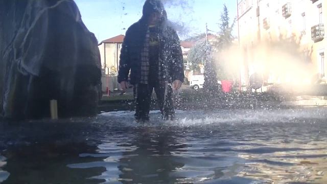 Tout habillé dans la fontaine - Panama Jack Igloo - Clip #2 смотреть онлайн